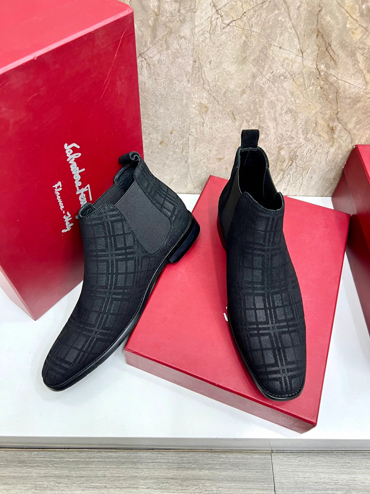 Original order quality: Men's shoes 💰700 Brand: Ferragamo (Ferragamo) One size larger: Men's size 38-44 (45 customized) Grade: Same style as the official website High-end men's shoes Material: Original cowhide, cowhide lining, original outsole Style category: Chelsea men's boots Fashion trend Color: Actual picture
